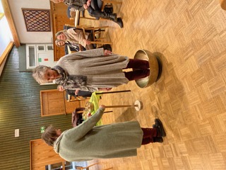 Sabine Alberts (li.) schlägt eine Klangschale an, in der Petra Fischer steht.
(Foto: I. Düppe)