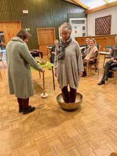 Sabine Alberts (li.) schlägt eine Klangschale an, in der Petra Fischer steht.
(Foto: I. Düppe)